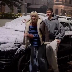 Süß! Romeo Beckham macht Schneeballschlacht mit Mia Regan
