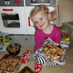 Zuckersüß: Hier präsentiert Mia Rose Müller ihre Plätzchen