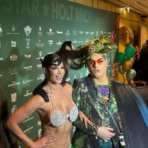 Micaela Schäfer kommt mit einem Affen zur Dschungel-Party