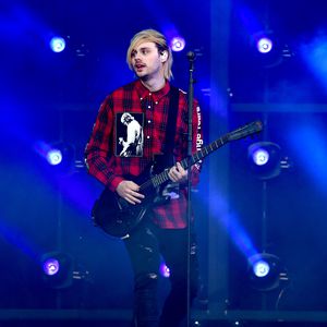 Süße Antrags-Pics: 5 Seconds of Summer-Michael ist verlobt!