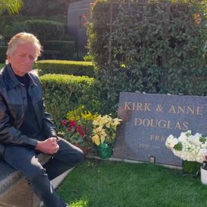 Dritter Todestag: Michael Douglas besucht Grab seines Vaters