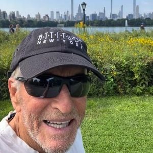 Michael Douglas schickt Fans Grüße vom New-York-City-Stroll