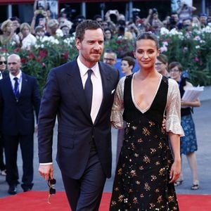 Ganz verturtelt: Michael Fassbender & seine Alicia in Paris