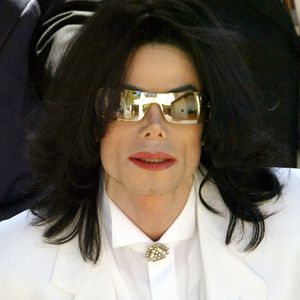 Michael Jackson in kunterbunter Klamotte