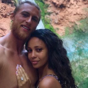 "Riverdale"-Vanessa Morgan zeigt fetten Verlobungs-Klunker!