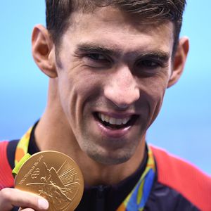 Der nächste Sportstar? Boomer Phelps lernt schwimmen!