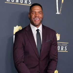 Michael Strahan sorgt mit Outfit-Panne für einen GMA-Lacher