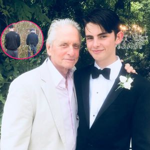 Vater-Sohn-Ding: Michael und Dylan Douglas pinkeln in Hecke
