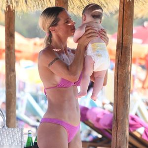 Süß: Neu-Oma Michelle Hunziker genießt Strandtag mit Enkel!