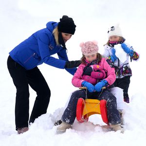 Mit der ganzen Familie: Michelle Hunziker im Schneegestöber
