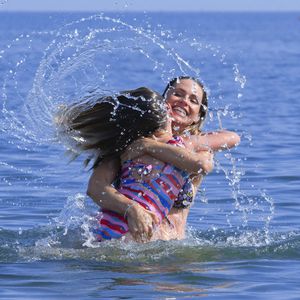 Süßer Wasserspaß: Hier tobt Michelle Hunziker mit ihren Kids