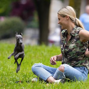 Mit Familie und Hunden: Michelle Hunziker entspannt im Park