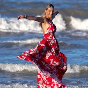 Michelle Hunziker tänzelt vor Traumkulisse im Sommerkleid