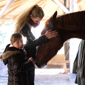 Süß! Hier nehmen Michelle Hunzikers Töchter Reitstunden