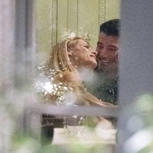 Schrecklich verliebt: Michelle Hunziker knutscht im Lokal