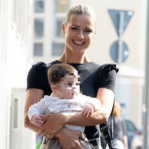 Michelle Hunziker strahlend mit ihrem Enkel Cesare unterwegs