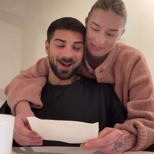 Michelle Kaminsky zeigt ihrem Freund erstes Ultraschallbild