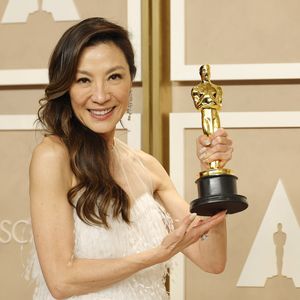 Michelle Yeoh feiert noch einmal Hochzeit mit ihrem Oscar!