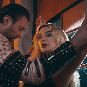 Rosen-Boy Michi Bauer ist im Musikvideo von Eko Freshs Frau!