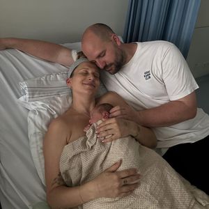 Niedliches Familienbild: Michi von Wants Baby ist endlich da