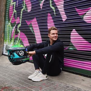 Mit seinem neuen Helm: Mick Schumacher würdigt Papa Michael