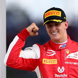 Papas Fußstapfen: Mick Schumacher holt ersten Formel-2-Sieg