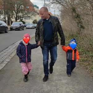 Im Adoptionsdrama: Mike Blümer genießt Tag mit seinen Kids