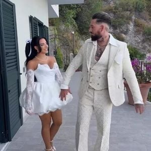 Erster Hochzeitstag: Leyla und Mike Heiter tanzen im Regen