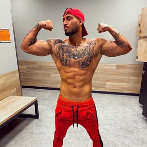Breiter Rücken: Mike Heiter präsentiert seine XXL-Muskeln