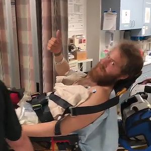 Per Heli ins Krankenhaus: Mike Posner von Schlange gebissen!