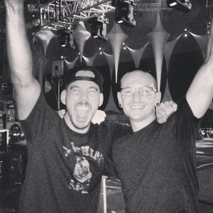 "Kein Post wäre komisch": Mike Shinoda erinnert an Chester
