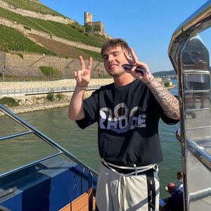 Hat sich Mike Singer etwa ein Partner-Tattoo stechen lassen?