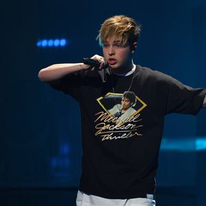 Mit Baby im Arm: Teenie-Star Mike Singer übt schon Papa-Sein
