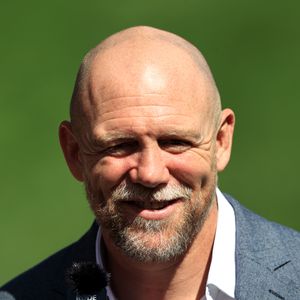 Lustiger Patzer: Mike Tindall knickst fast vor König Charles