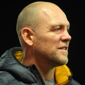 Mike Tindall betrübt von Sitzplatz hinter Harry bei Krönung