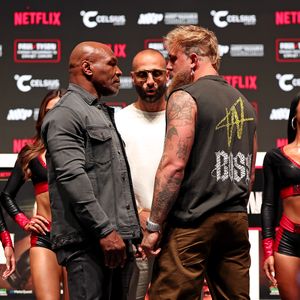 Vor großem Kampf: Mike Tyson schlägt Jake Paul ins Gesicht