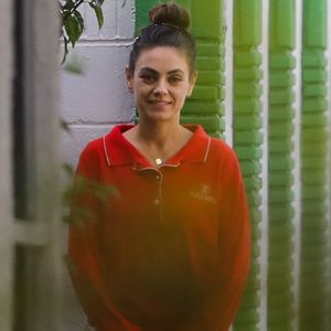 Natürlich schön: Hier lächelt Mila Kunis einen Paparazzo an