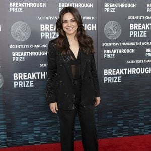 Mila Kunis überrascht mit neuer Haarfarbe bei Spaziergang