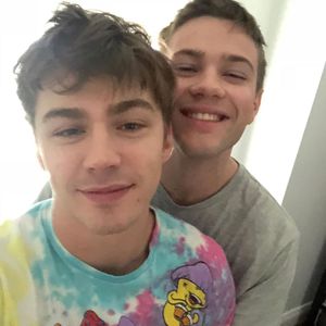Miles & Connor: Diese zwei Netflix-Boys sind jetzt ein Paar!