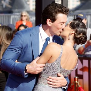Süßer Moment: Miles Teller knutscht auf "Top Gun"-Premiere