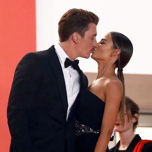 Küsschen! Miles Teller schmust verliebt auf dem Red Carpet