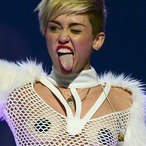 Miley Cyrus steht zu ihrer Brille