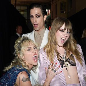 Auf Event: Miley Cyrus grapscht Måneskin-Vic an die Brust