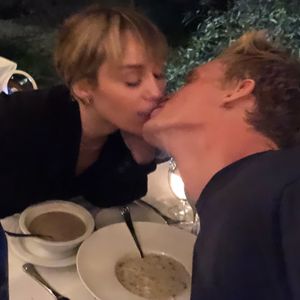 Jetzt geht's rund: Miley Cyrus knutscht Cody beim Essen ab!