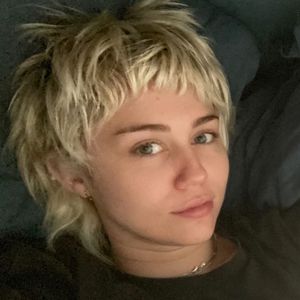 Noch kürzer: Miley Cyrus rockt flippigen Retrohaarschnitt