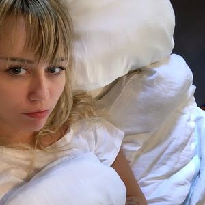 Nach Mandel-OP: Miley Cyrus meldet sich mit Klinik-Update