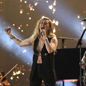 Bei den Grammys: Miley Cyrus vergisst dreimal ihren BH