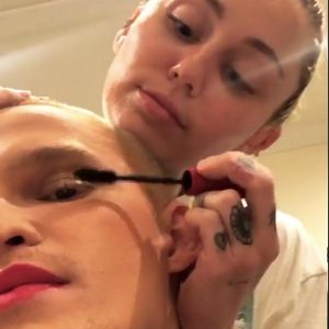 Langeweile? Miley Cyrus verpasst ihrem Cody Simpson Make-up