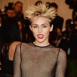 Heiß! Miley Cyrus posiert oben ohne für den Rolling Stone