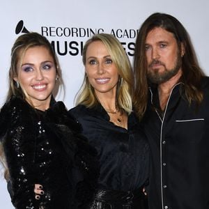 Miley Cyrus' Video "When I Look at You"